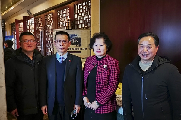 中國鑄造協(xié)會秘書長張志勇，天津鑄鍛行業(yè)協(xié)會秘書長王繼英蒞臨創(chuàng)想儀器展位前參觀指導(dǎo)