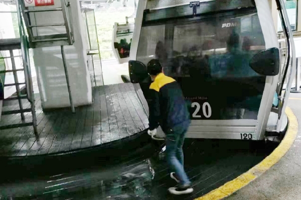 索道的美景蒙上白霧，工作人員不斷清理