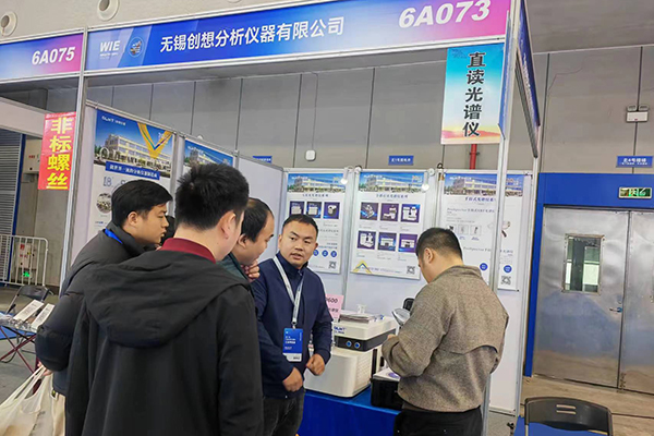 為客戶(hù)講解伊瓦特手持式光譜儀